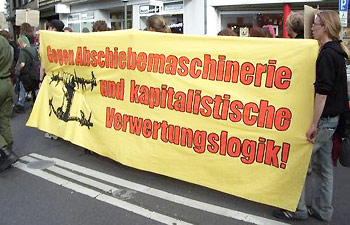 Anti-Rassismus-Transparent auf einer Demonstration: Gegen Abschiebemaschinerie und kapitalistische Verwertungslogik Anti-Rassismus-Transparent auf einer Demonstration: Gegen Abschiebemaschinerie und kapitalistische Verwertungslogik