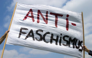 Anti-Faschismus-Transparent auf einer Demonstration Anti-Faschismus-Transparent auf einer Demonstration