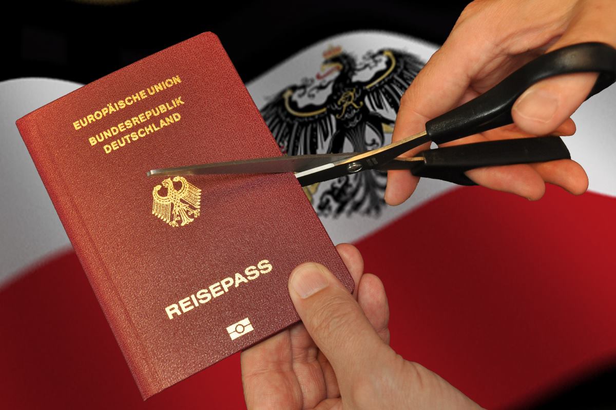 Person mit Reisepass des Deutschen Reiches